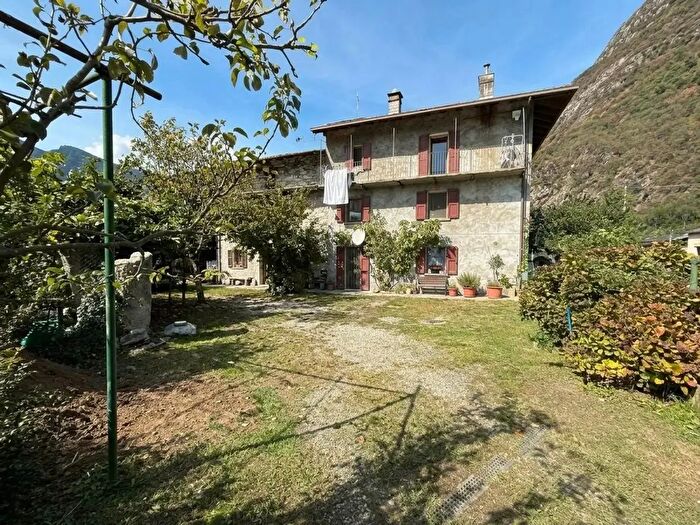 Casa con 6 locali in vendita in Via dell'Orto, Samolaco