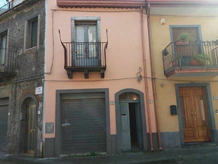 Casa quadrilocale in vendita in Via Regina Margherita Linguaglossa, Linguaglossa