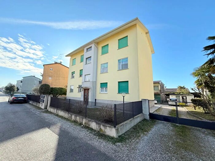 Appartamento trilocale in vendita in Via Damiano Chiesa, Latisana