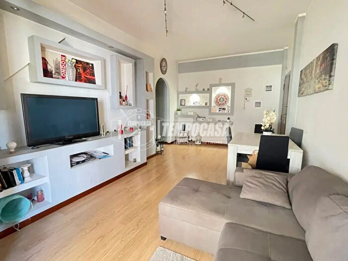 Appartamento trilocale in vendita in Via Rescaldina, Roma