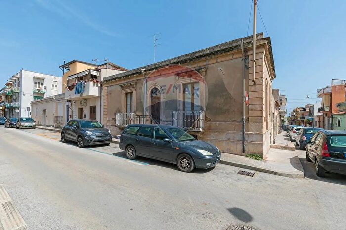 Casa con 8 locali in vendita in Via dei Platamoni, Priolo Gargallo