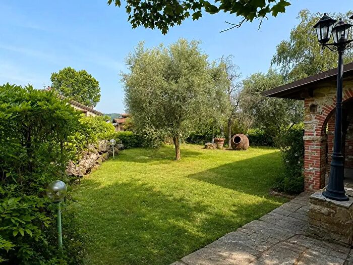 Casa con 8 locali in vendita in Piozzano