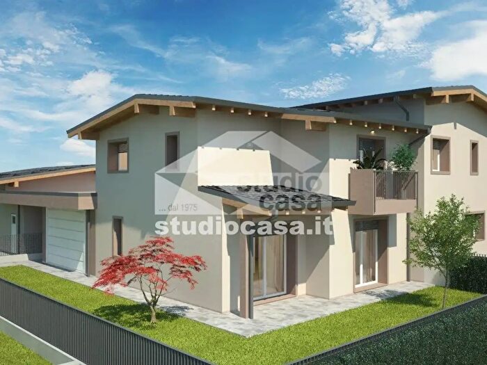 Casa quadrilocale in vendita in PZza Locatelli, Caravaggio