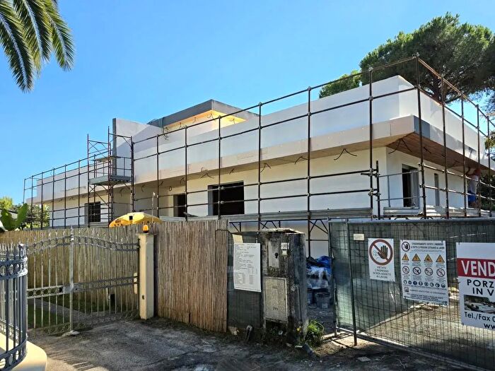 Casa quadrilocale in vendita in Montignoso
