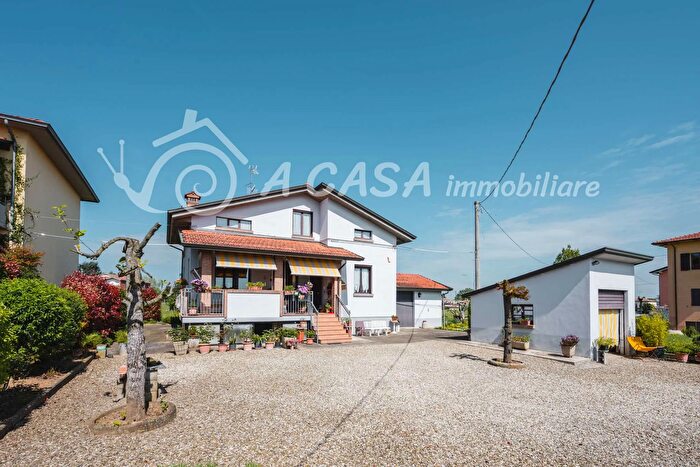 Casa con 8 locali in vendita in Via Torrione, Felino