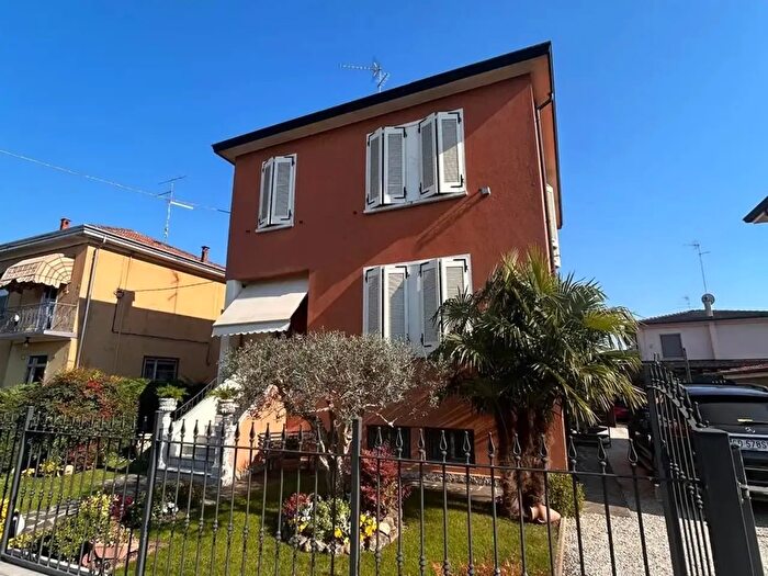 Casa con 9 locali in vendita in Suzzara
