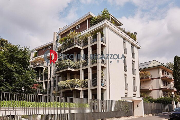 Appartamento trilocale in vendita in Via degli Alerami, Milano