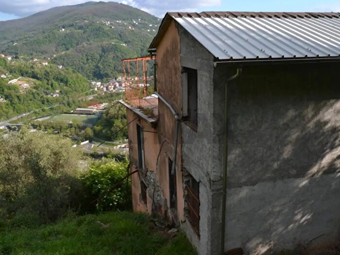 Casa con 12 locali in vendita in Via Colla, Carasco