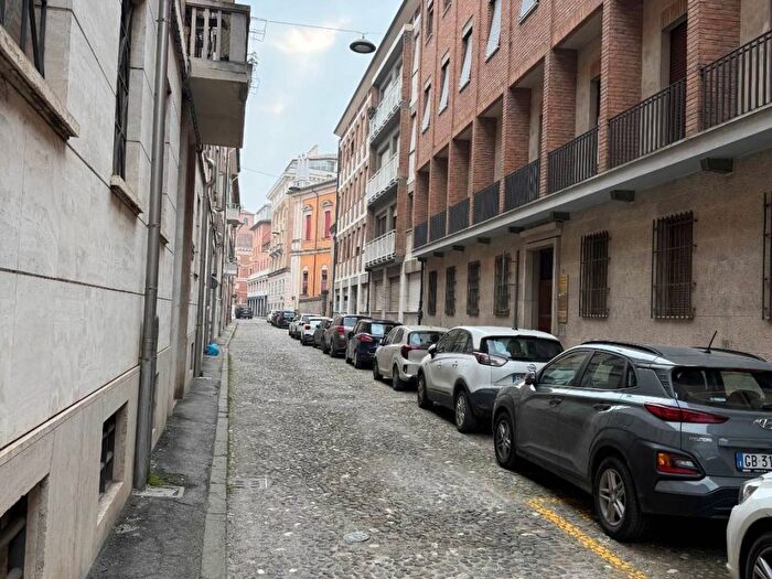 Appartamento trilocale in affitto in Via degli Armari, Centro Storico, Ferrara