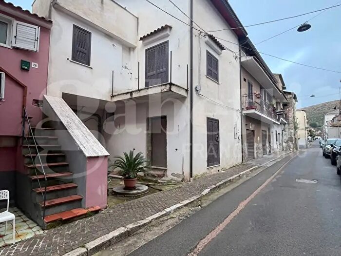 Casa trilocale in vendita in Via Regina Margherita, Vitulazio