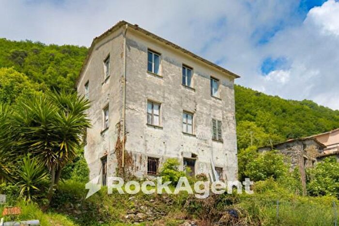 Casa con 6 locali in vendita in Via Oneto, San Colombano Certenoli