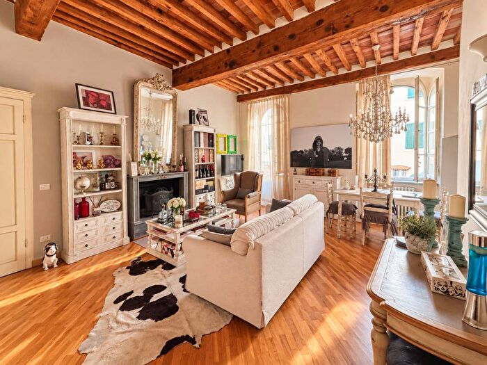 Appartamento trilocale in affitto in Via del Giardino Botanico, Piazza Anfiteatro Torre Guinigi, Lucca