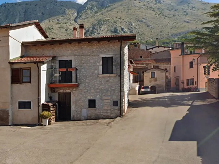 Casa quadrilocale in vendita in Ovindoli