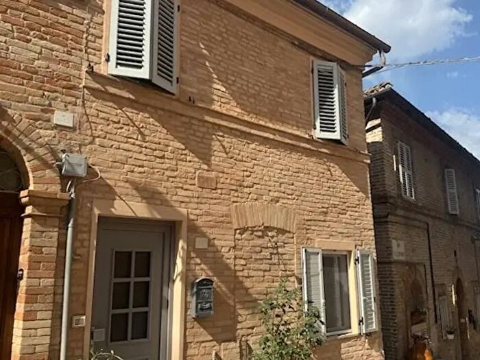Casa con 10 locali in vendita in Piazza Benni, Monteleone Di Fermo