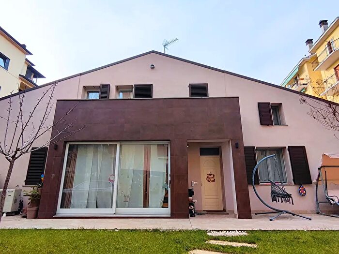 Casa con 5 locali in vendita in Via Balsamo, Piacenza