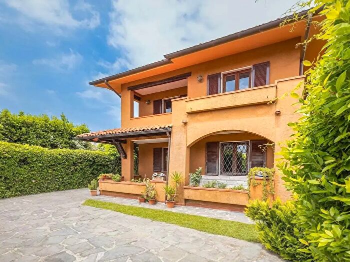 Casa con 10 locali in vendita in Forte Dei Marmi