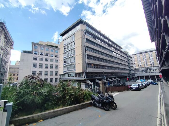 Appartamento con 7 locali in vendita in Via Bartolomeo Bosco, Genova