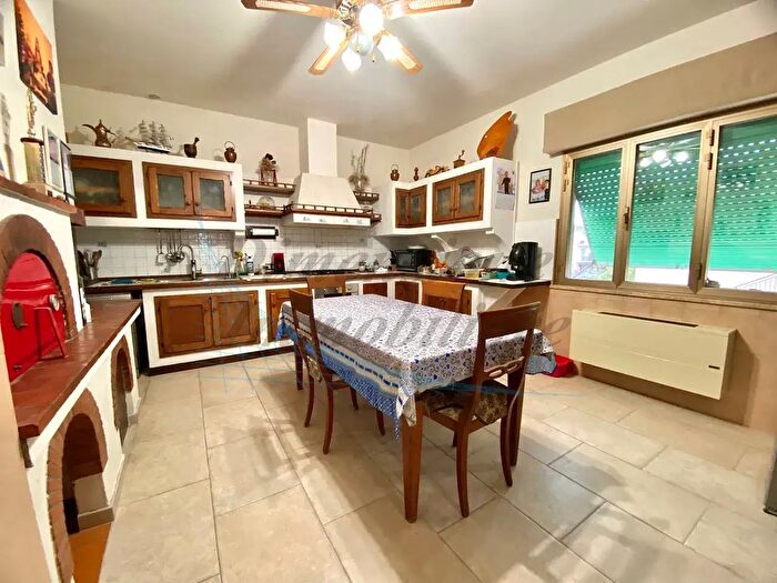 Appartamento con 6 locali in vendita in Piazza Europa, Castagneto Carducci