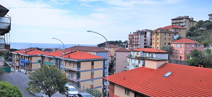 Appartamento trilocale in affitto in Via Callandrone, Varazze