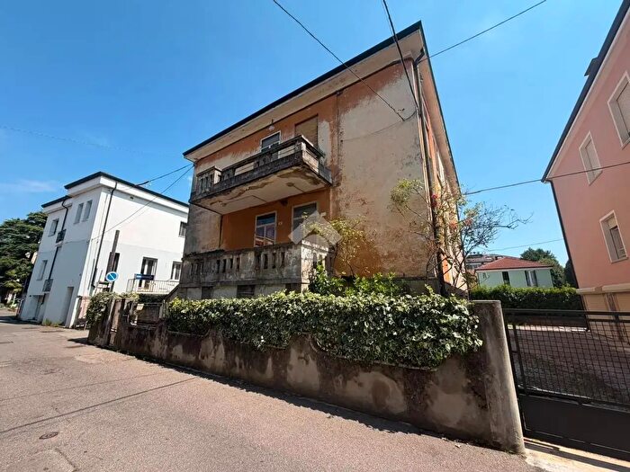 Casa quadrilocale in vendita in Via Cesare Parenzo, Rovigo