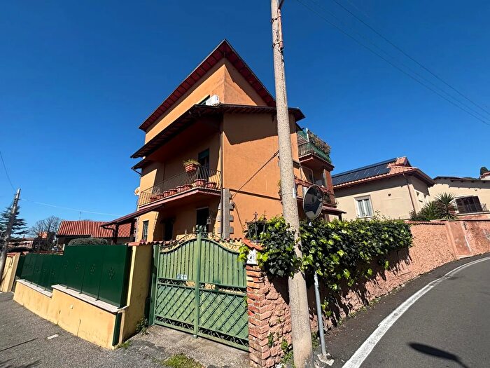 Appartamento trilocale in vendita in Via del Fico, Grottaferrata