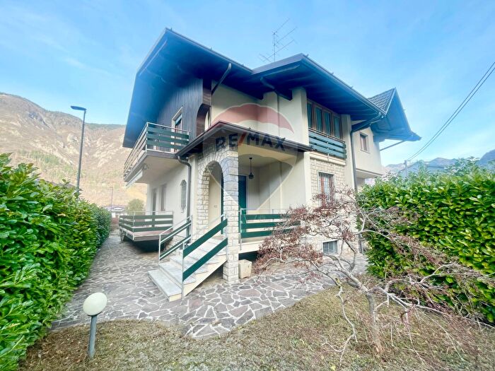 Casa con 8 locali in vendita in Via Torino, Piario