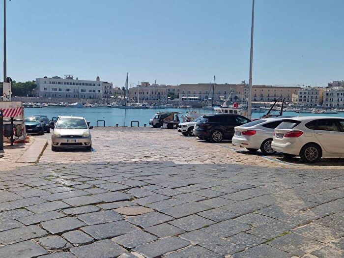 Appartamento trilocale in affitto in Piazza Sacra Regia Udienza, Trani