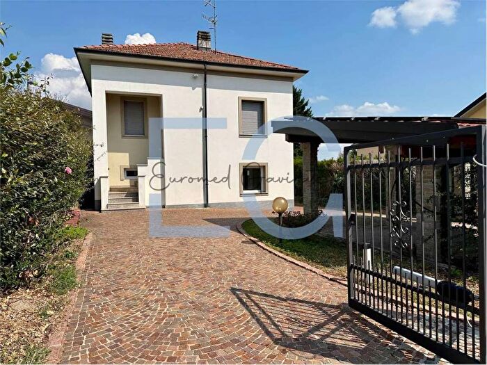Casa con 5 locali in affitto in via Monviso, Centro, Cantello
