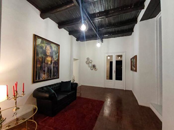 Appartamento con 6 locali in vendita in Via Gennaro Serra, Napoli