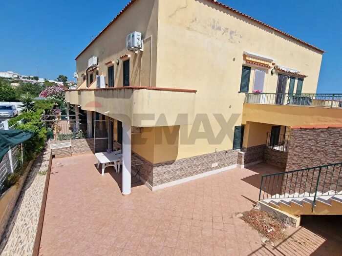 Appartamento trilocale in vendita in Contrada Chiesola Snc, Vieste