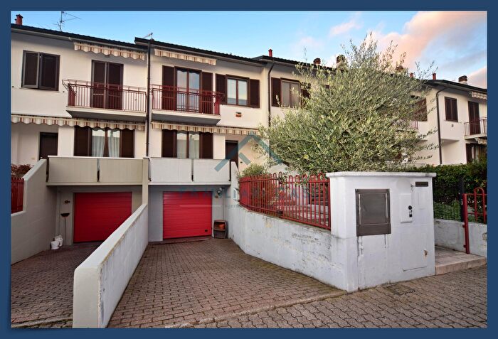 Casa quadrilocale in vendita in Via Chiesa, Gazzada Schianno