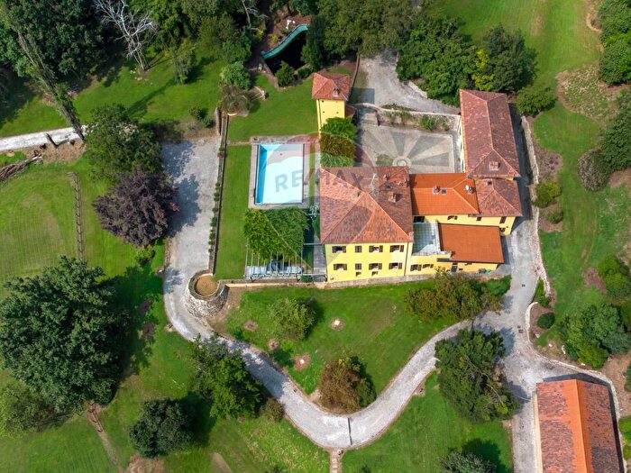 Casa con 20 locali in vendita in Via Splee, Pombia