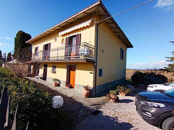 Appartamento con 12 locali in vendita in Cortona