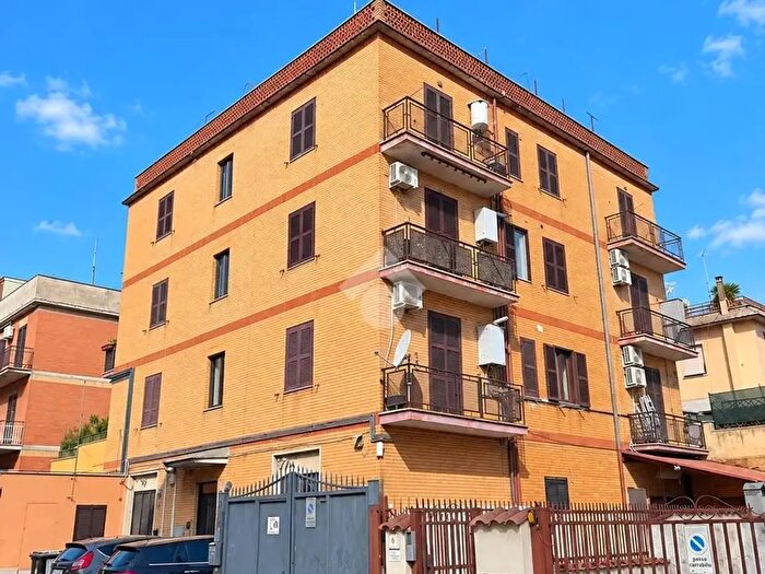 Appartamento trilocale in vendita in Via dei Colombi, Roma