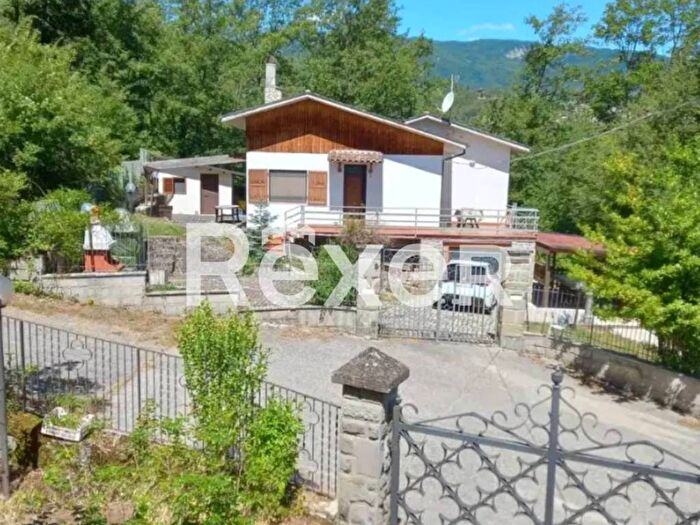 Casa con 6 locali in vendita in Via della Montagna, Nerito, Crognaleto