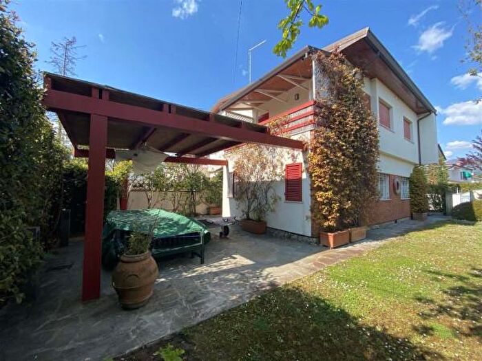 Casa con 6 locali in affitto in Forte Dei Marmi