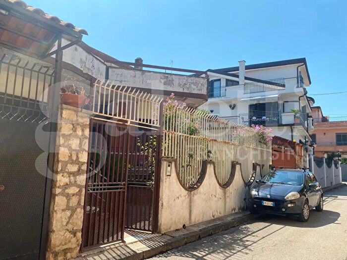 Casa con 5 locali in vendita in Via Manzoni, Teverola