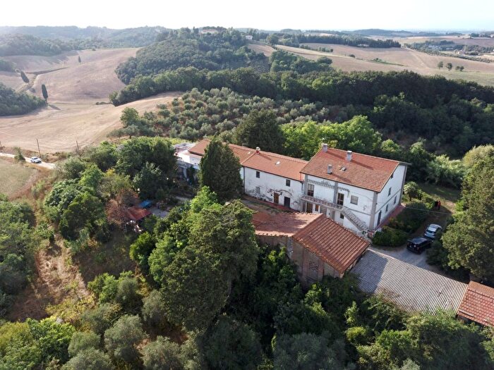 Appartamento con 6 locali in vendita in Collesalvetti