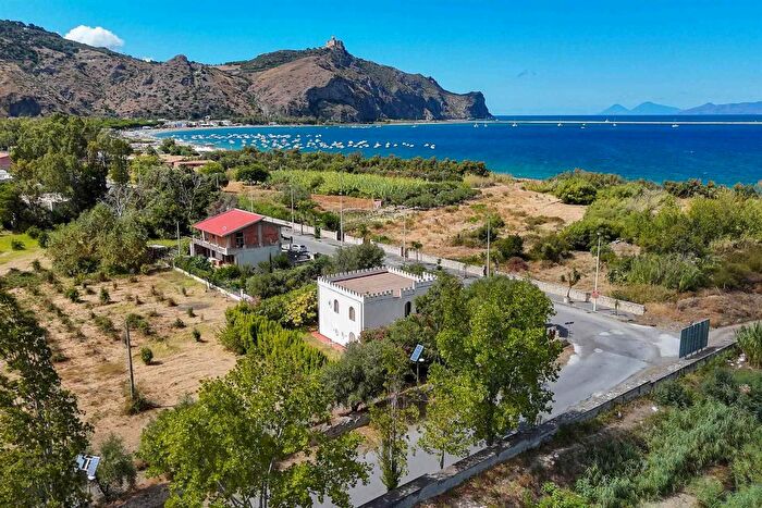 Casa con 9 locali in vendita in Via del Mare, Oliveri