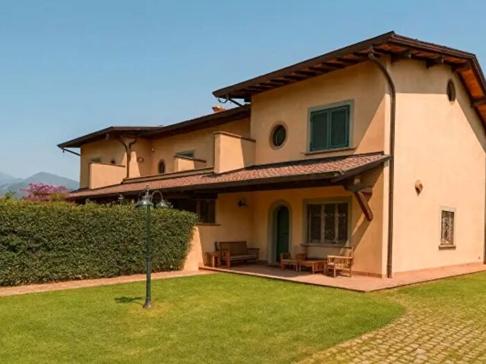 Casa con 6 locali in vendita in Forte Dei Marmi