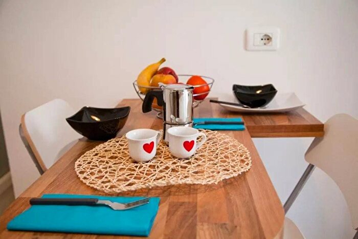 Appartamento con 6 locali in affitto in Via Carlo Gomes, Buenos Aires, Milano