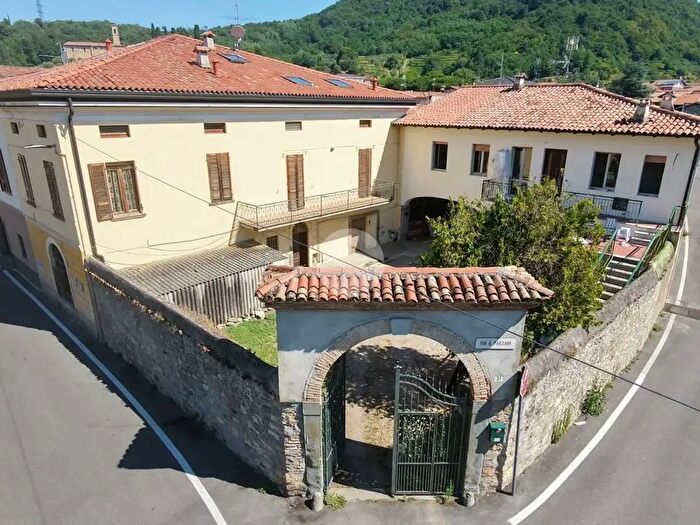 Casa con 5 locali in vendita in Via Simoni, Adro