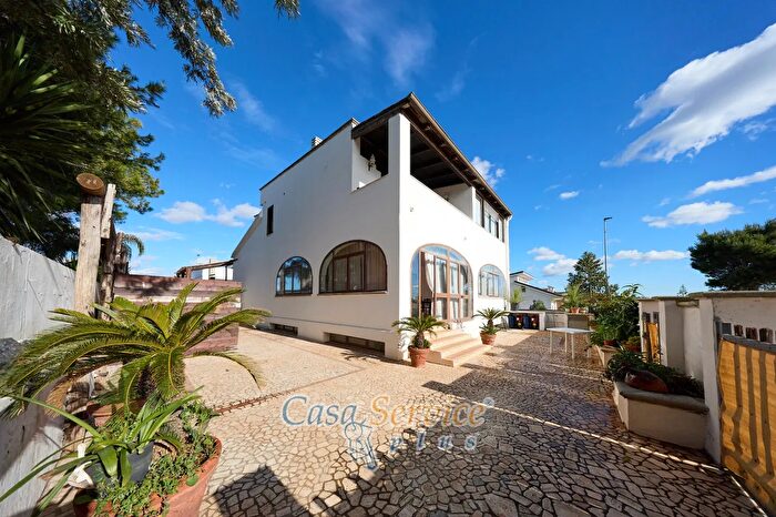 Casa con 12 locali in vendita in Viale della Satureggia, Matino