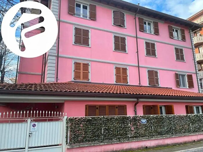 Appartamento con 6 locali in vendita in Viale Giuseppe Mazzini, Massa
