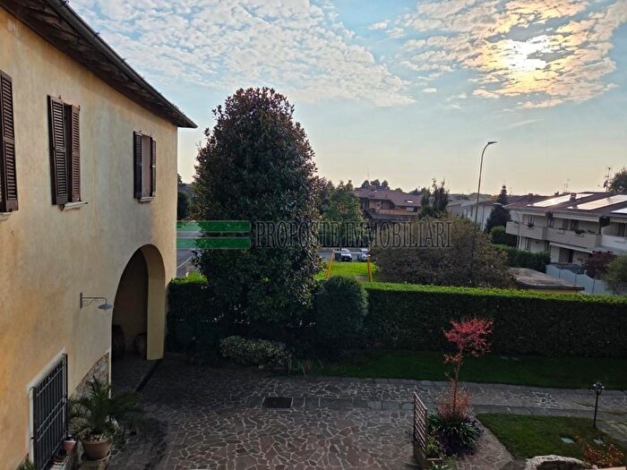 Appartamento con 5 locali in vendita in Via San Rocco, Rodengo Saiano