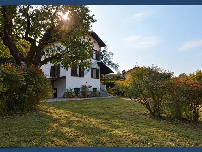 Casa quadrilocale in vendita in Cadore, Azzate