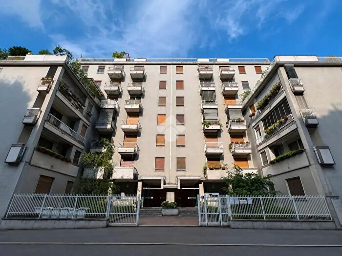 Appartamento trilocale in vendita in Via Cadolini, Milano