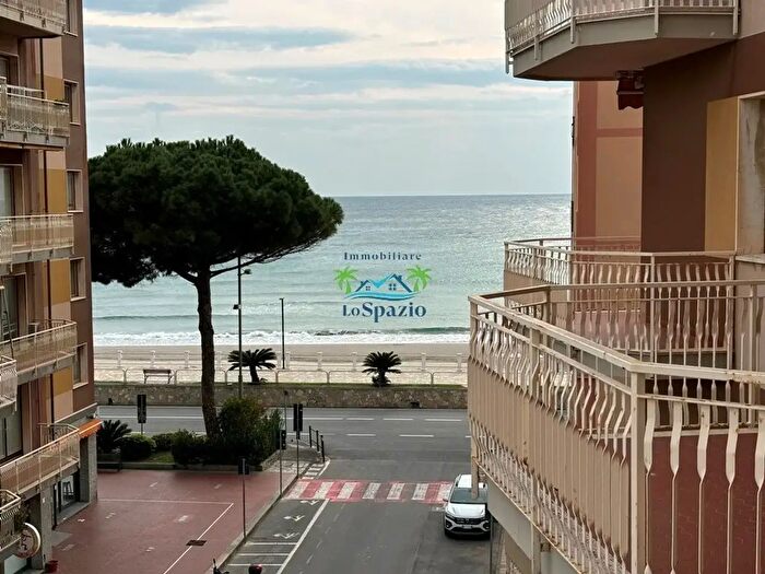 Appartamento trilocale in affitto in Via Marco Polo, Andora