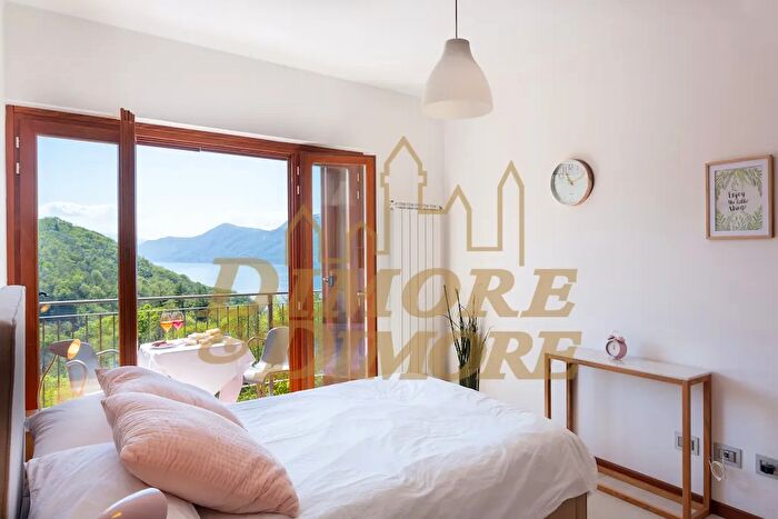 Casa con 6 locali in vendita in Luino