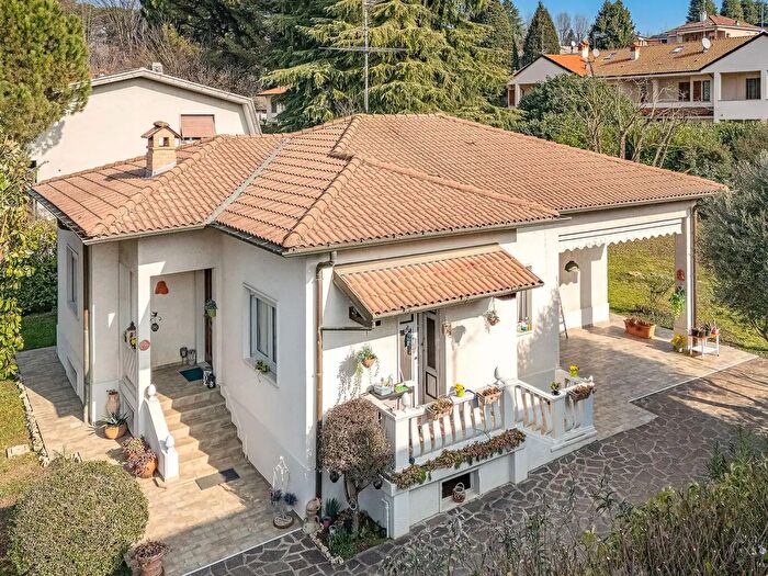 Casa quadrilocale in vendita in Via IV Novembre, Triuggio